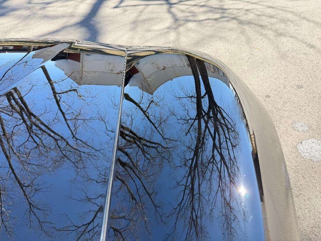 Ceramic-Coating-Mirror-Reflection Close-up of a Chevrolet Corvette roof after ceramic coating, showing mirror-clear reflection